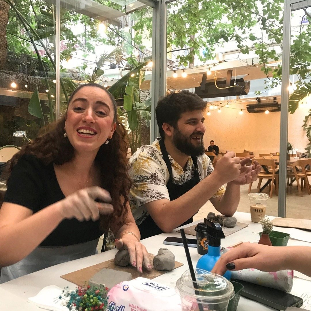 Kafede birlikte sanat atölyesine katılan insanlar